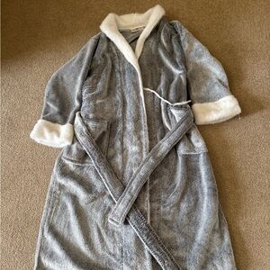 Women's Gray and White Robe